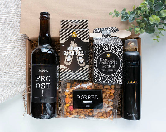 cadeaupakket-verjaardag-man-proost-en-gefeliciteerd-bier-borrelnoten-pestokruiden-autogeurhanger