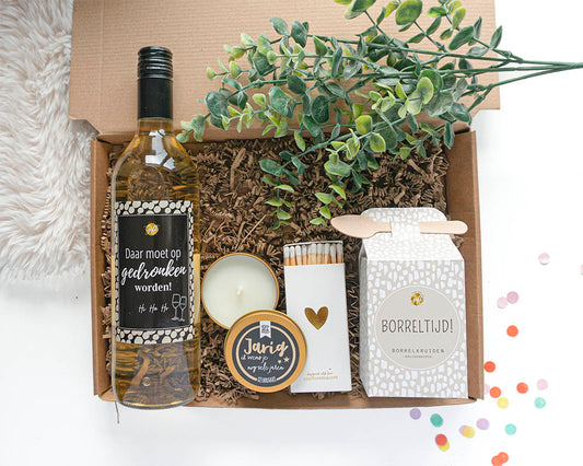 Cadeaupakket Verjaardagsborrel met wijn met proostfles, kruidenboter borreltijd, jarig kaars en lucifers goudhartje