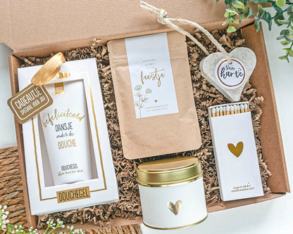 Verwen cadeau voor vrouw – Postkadoos Feestje van Goud met gouden details en wellnessproducten.