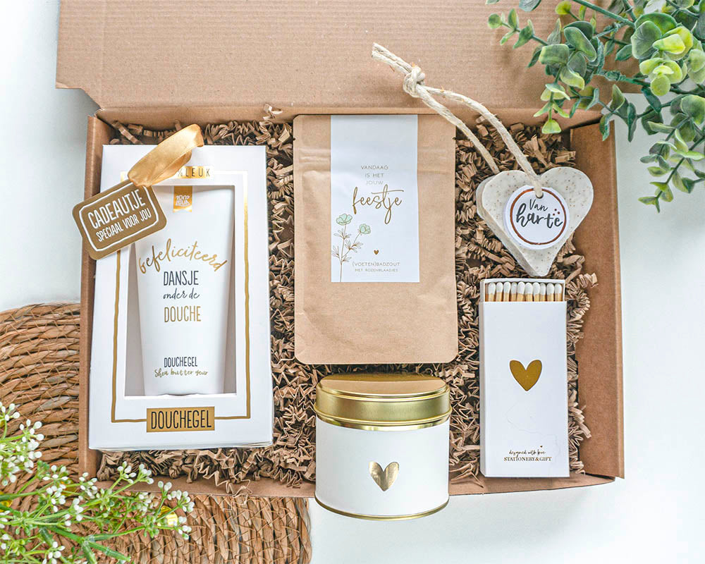 Cadeaupakket Feestje van Goud – luxe verjaardagscadeau voor haar met douchegel, badzout en geurkaars met goudfolie.