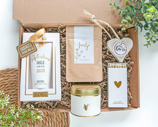 Cadeaupakket Feestje van Goud – luxe verjaardagscadeau voor haar met douchegel, badzout en geurkaars met goudfolie.
