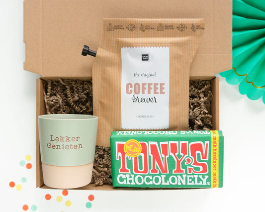 Verjaardagscadeau voor hem met in het cadeaupakket een kopje, coffeebrewer en een reep chocolade van Tony Chocolonely naar keuze.