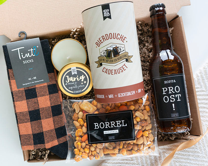 cadeaupakket verjaardagscadeau voor man compleet feestpakket met bier, sokken en borrelnoten