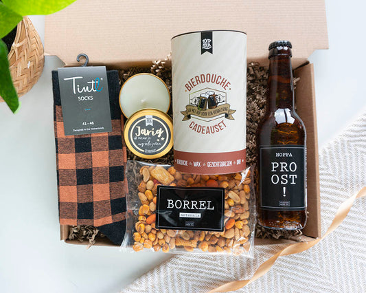 verjaardagscadeau voor man – stoer feestpakket met bierdouche, borrelmix en geurkaars