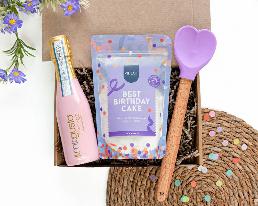 cadeaupakket voor verjaardag met prosecco en taart om zelf te bakken met bakspatel