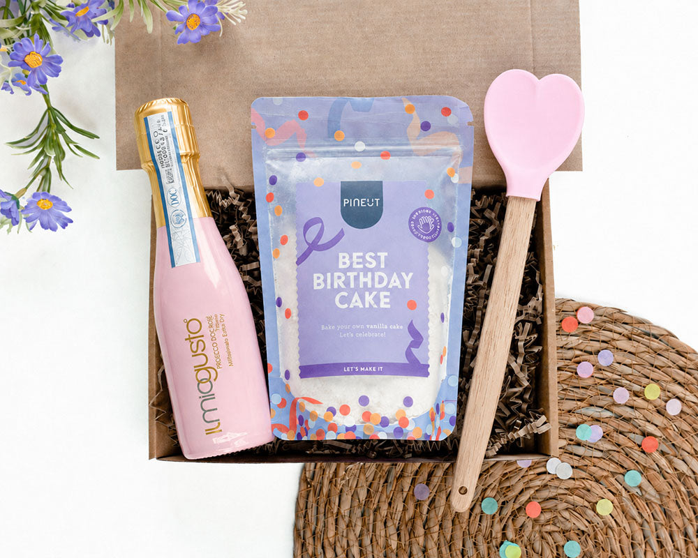 cadeaupakket om zelf je eigen taart te maken met een drankje en een bakspatel