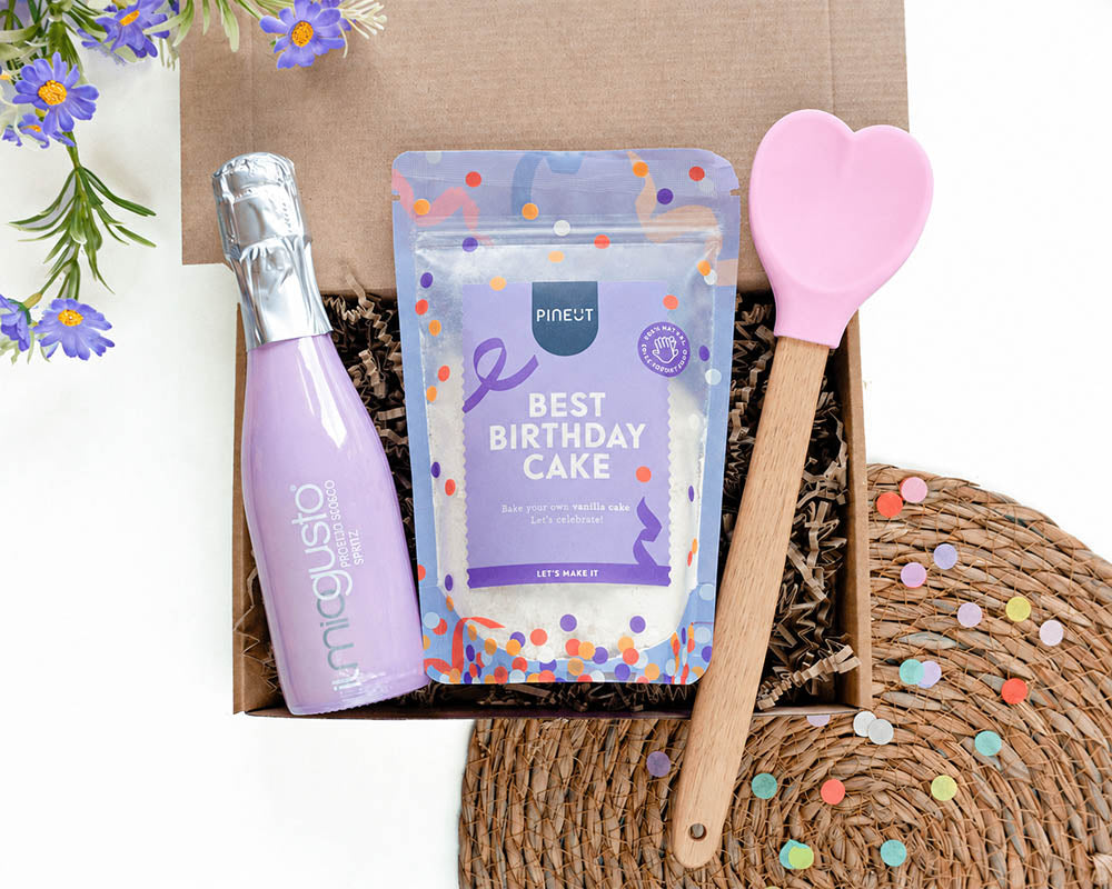 verjaardagstaart en toast cadeaupakket voor een verjaardag