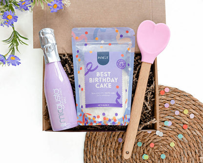 verjaardagstaart en toast cadeaupakket voor een verjaardag