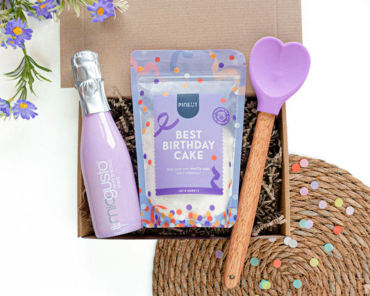 Brievenbuscadeau Verjaardagstaart en Toast met Best Birthday Cake confetti zak, bakspatel en spritz of prosecco