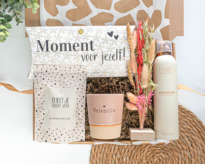 Cadeaupakket Verwenmoment Voor Jou met selfcare giftbox moment voor jezelf, thee, mok naar keuze, droogbloemen en Shinshiro douchefoam