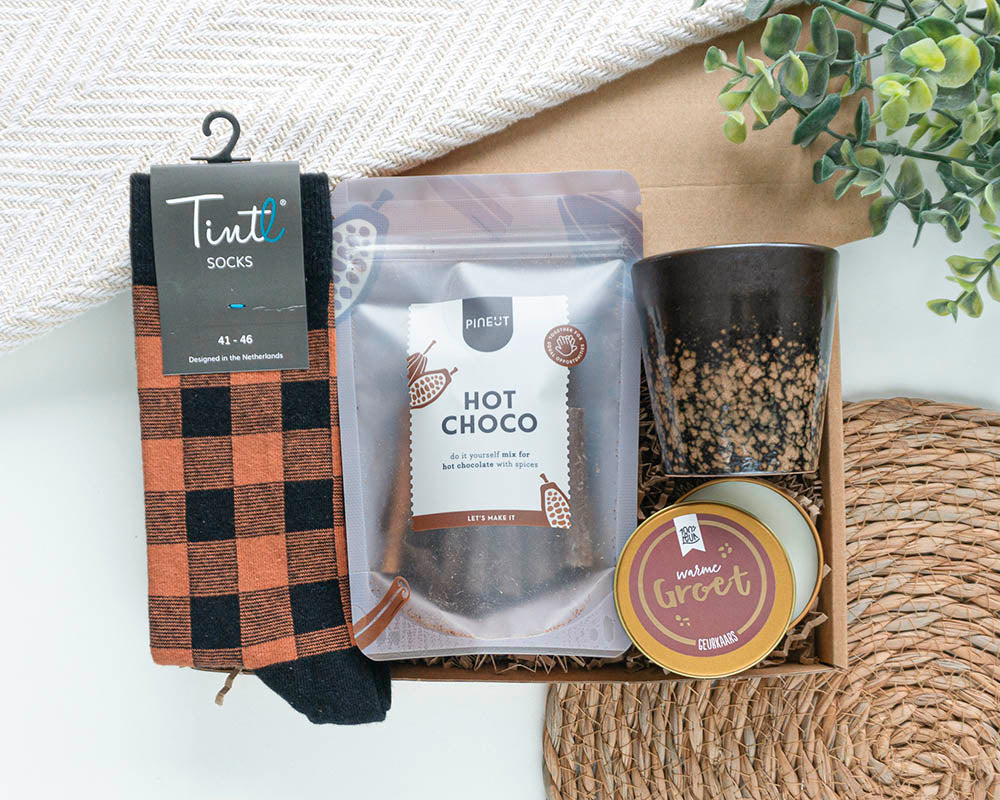 Cadeaupakket Een Warme Verrassing Deluxe met Pineut Hot Choco, bruine mok, geurkaars Warme Groet en sokken