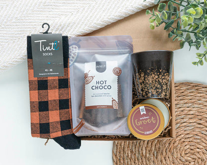 Cadeaupakket Een Warme Verrassing Deluxe met Pineut Hot Choco, bruine mok, geurkaars Warme Groet en sokken