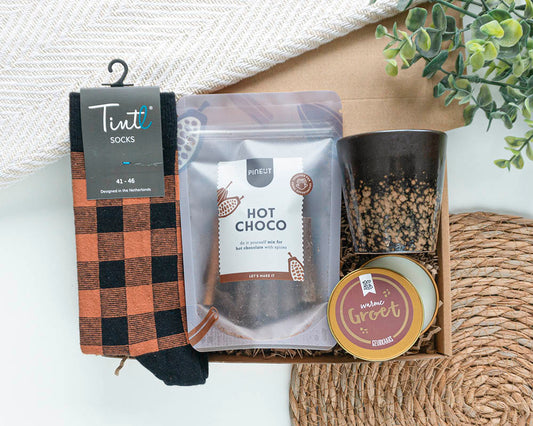 Cadeaupakket Een Warme Verrassing Deluxe met Pineut Hot Choco, bruine mok, geurkaars Warme Groet en sokken