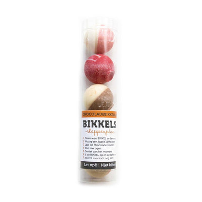 Koker met 5 chocolade bikkels in verschillende smaken