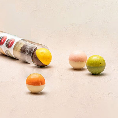 Verpakking met chocolade bikkels in smaken zoals framboos kokos mango en butterscotch