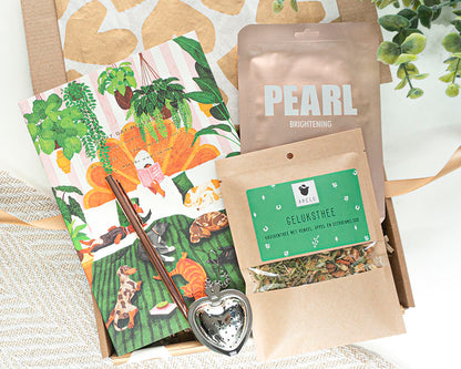 Geluksthee 25 gram met klavertjes vier en hoefijzers in brievenbuscadeau met hartjes thee-ei