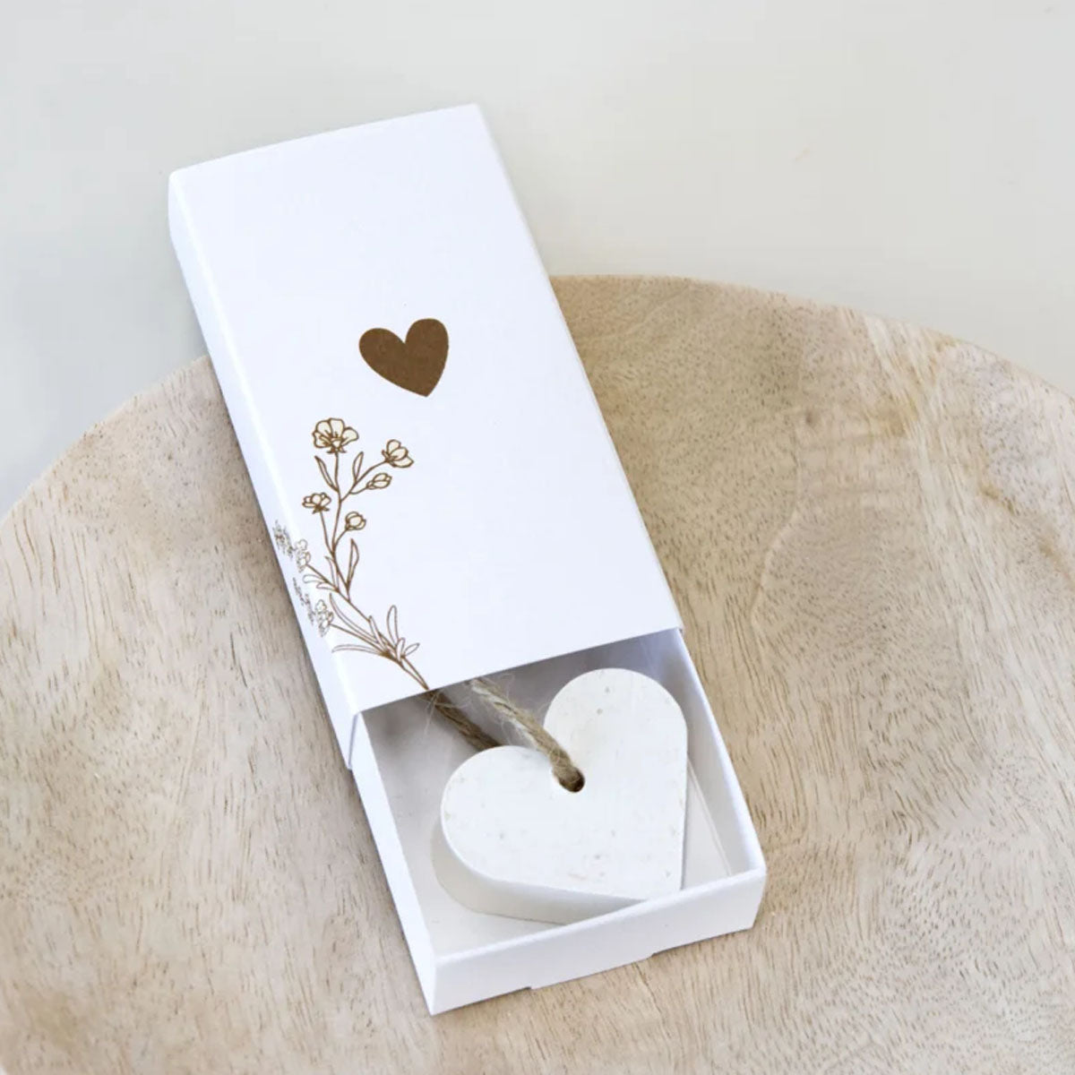 wit uitschuifbaar doosje met daarop een hartje met daarin een zeepje in de vorm van een hart aan een jute touwtje