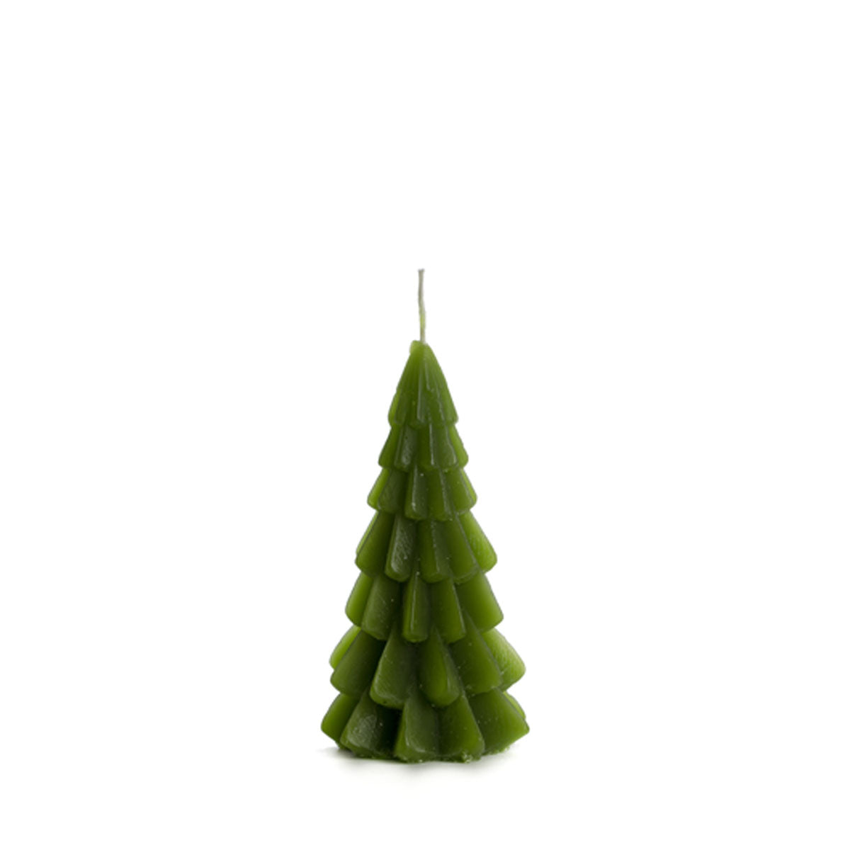 Kleine kerstboomkaars van Rustik Lys in Leaf Green, 6,3 x 12 cm, met gelaagde groene dennentakken.