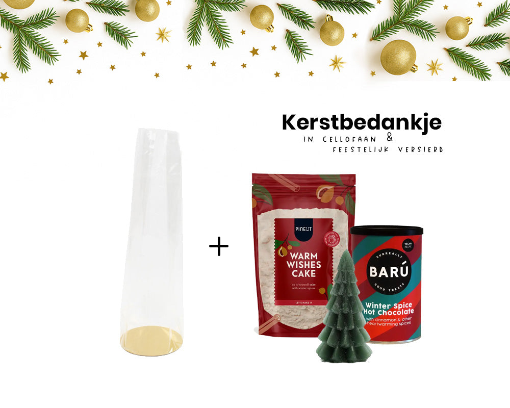 Kerstbedankje in cellofaan met bakmix ‘Warm Wishes Cake’, blikje warme chocolademelk en kerstboomkaarsje – feestelijk verpakt met lint en sticker.