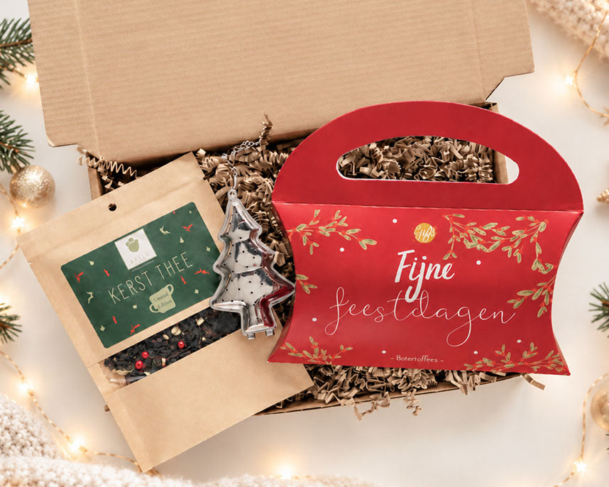 Kerstcadeau door de brievenbus met thee, kerstboom thee-ei en boter toffees