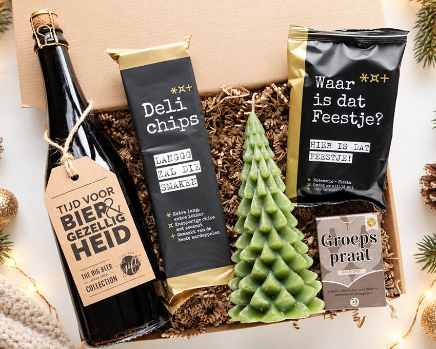 Kerstpakket met bier, snacks, Groepspraat kaartspel en groene kerstboomkaars
