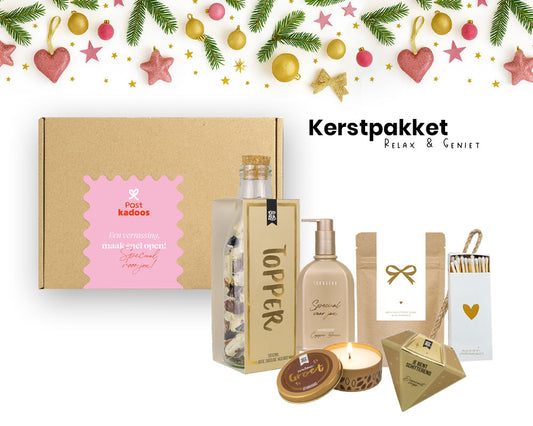 Luxe kerstpakket voor bedrijven met toffees, handzeep, badzout, geurkaars, lucifers en diamantvormige zeep in beige- en goudtinten, sfeervol gestyled.