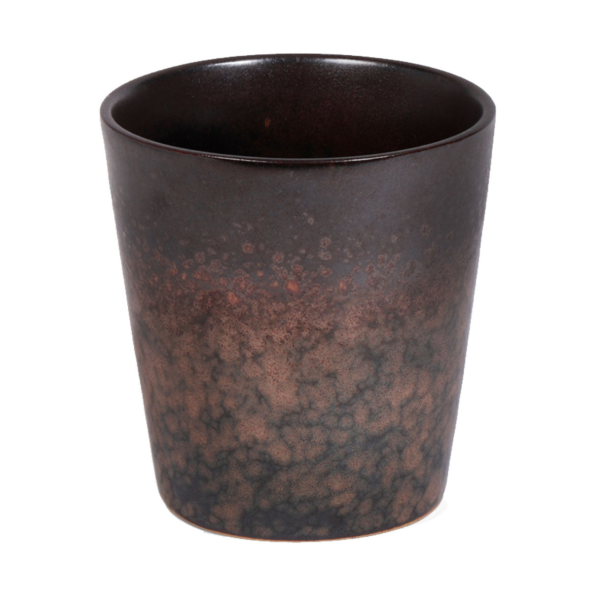 Bruine keramieken mok met glanzende afwerking en subtiele kleurverschillen.