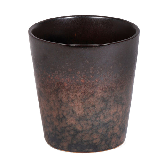 Bruine keramieken mok met glanzende afwerking en subtiele kleurverschillen.