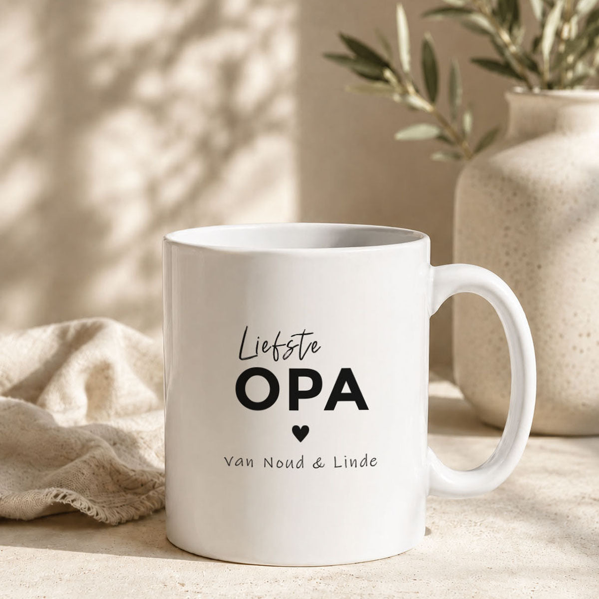 Witte opa mok van 325 ml met tekst Liefste Opa, hartje en personalisatie