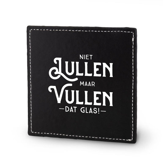 Zwarte onderzetter van PU-kunstleer met tekst Niet lullen maar vullen dat glas