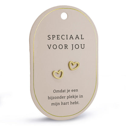 Goudfolie kaart met twee hartvormige RVS oorbellen en de teksten ‘speciaal voor jou’ en ‘omdat je een bijzonder plekje in mijn hart hebt’.