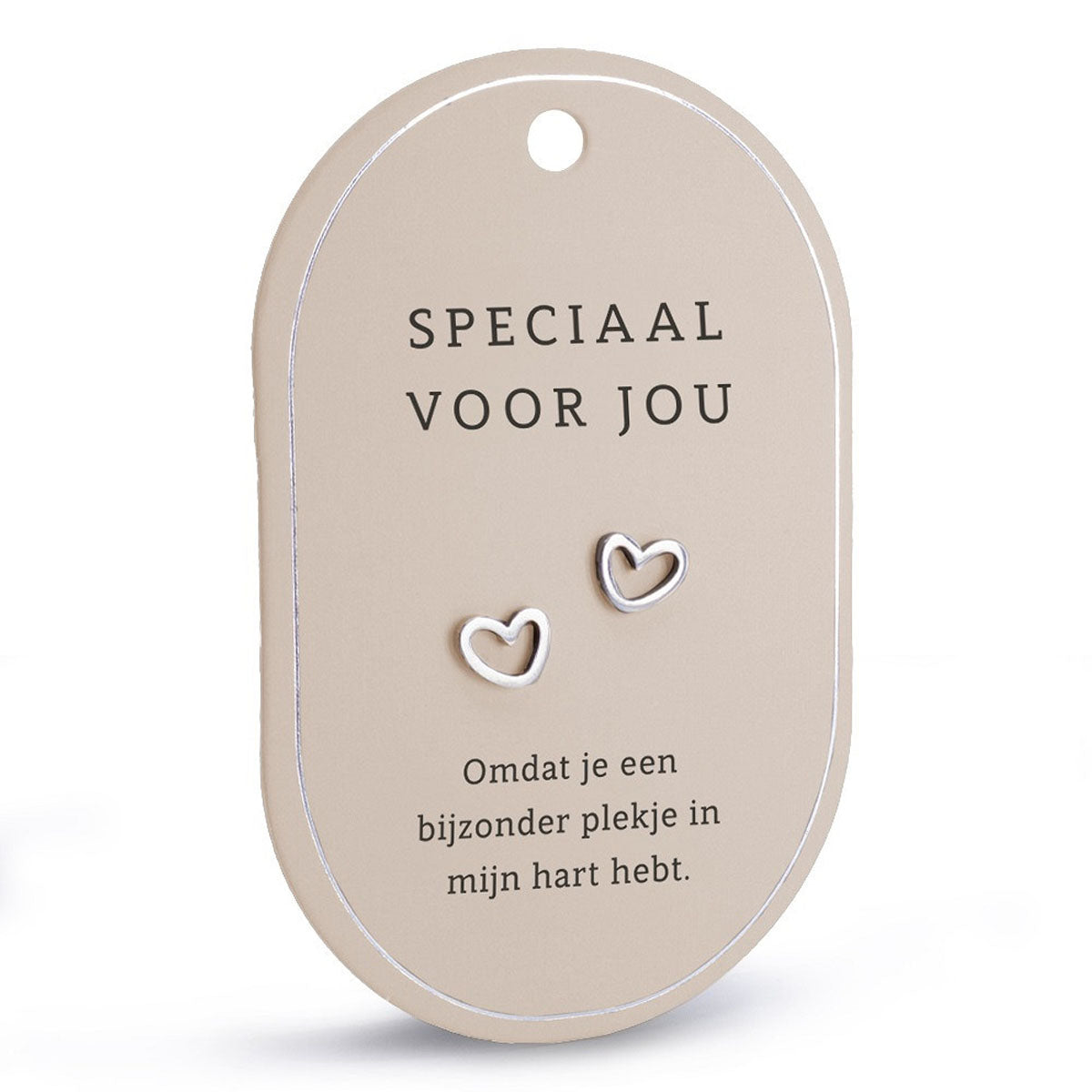 Goudfolie kaart met zilverkleurige hartvormige RVS oorbellen en de teksten ‘speciaal voor jou’ en ‘omdat je een bijzonder plekje in mijn hart hebt’.