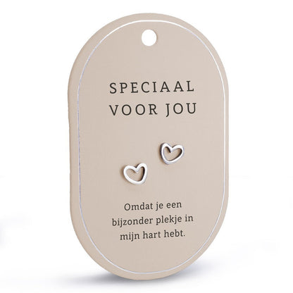 Goudfolie kaart met zilverkleurige hartvormige RVS oorbellen en de teksten ‘speciaal voor jou’ en ‘omdat je een bijzonder plekje in mijn hart hebt’.