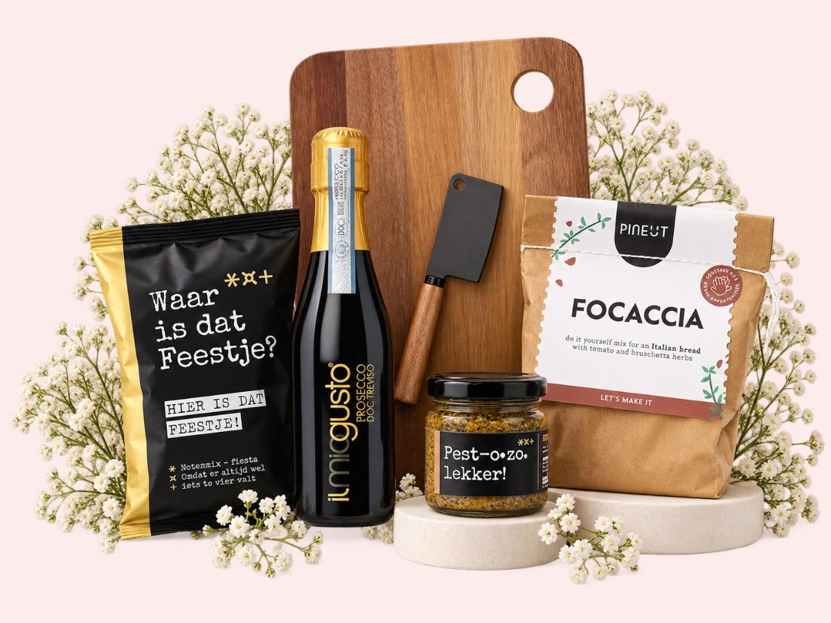 Origineel cadeaupakket voor hem en haar met prosecco, focaccia, notenmix, pesto en borrelplank