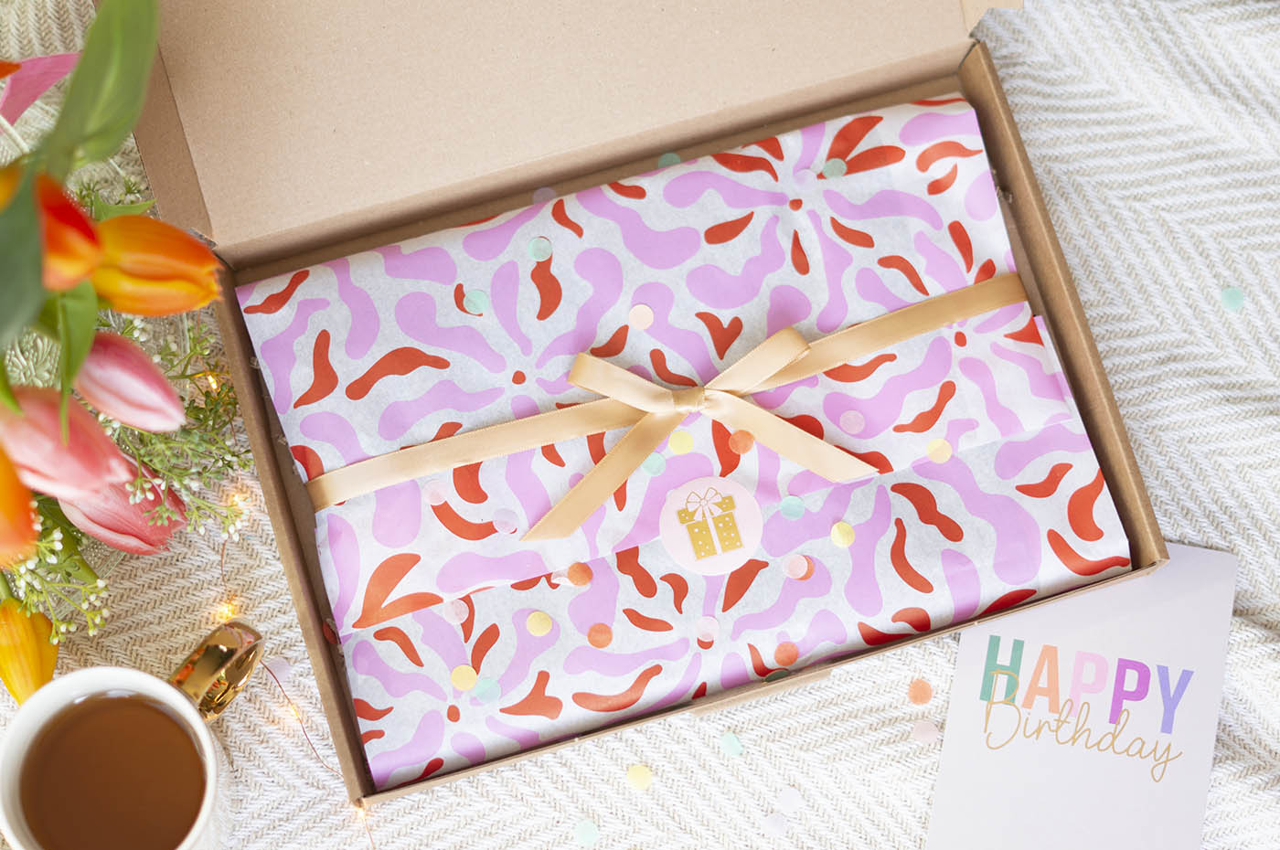 Origineel verjaardagscadeau voor haar – vrolijk ingepakt cadeaupakket met daarbij een kaart