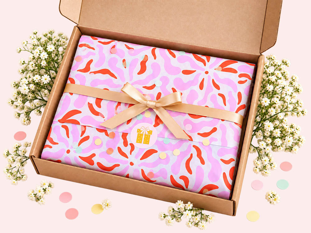 Origineel verjaardagscadeau voor haar – feestelijk ingepakt cadeaupakket met bloemen en confetti
