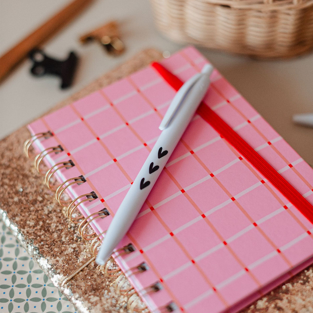 witte pen met 3 zwarte hartjes