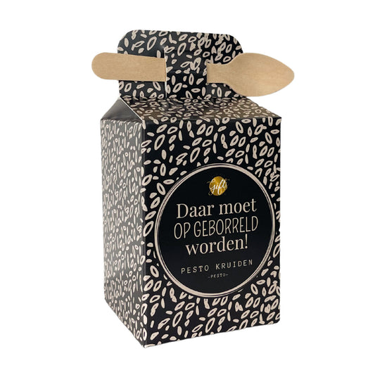 Doosje daar moet op geborreld worden met houten lepel en pestokruiden om pesto te maken