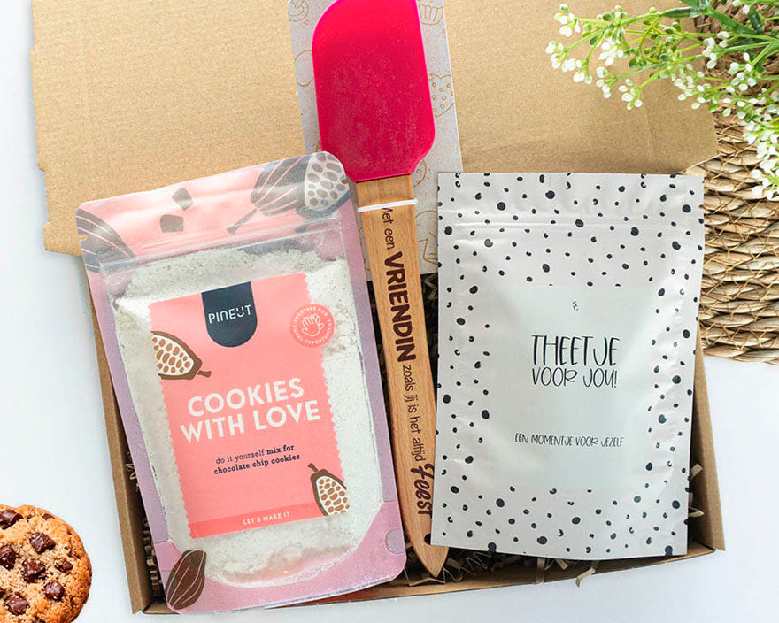 Bakmix chocolate chip cookies Pineut Cookies With Love met bakspatel en momentje voor jezelf thee