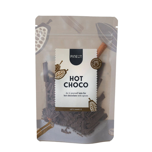 Zak met ingrediënten voor romige hot chocolate, verpakt in een recyclebare pouch.