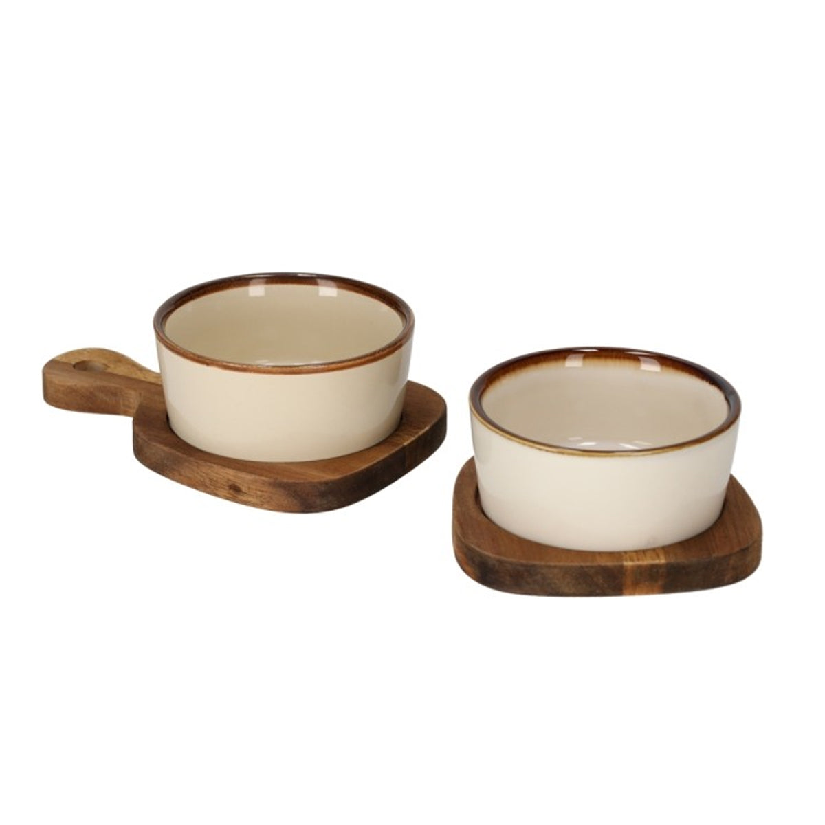 Beige serveerplankjes met keramieken schaaltjes voor dips en borrelhapjes