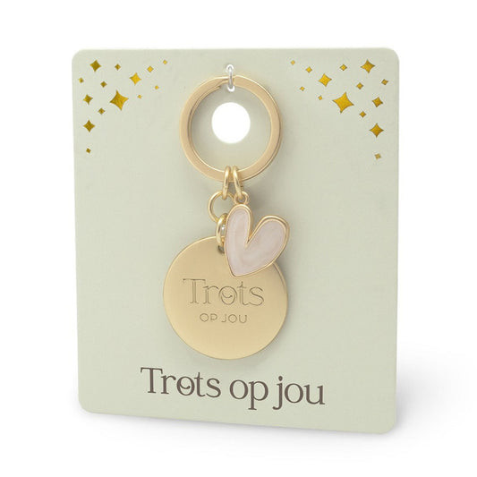 goudkleurige sleutelhanger met daaraan een hartje van epoxy met de tekst 'trots op jou'.