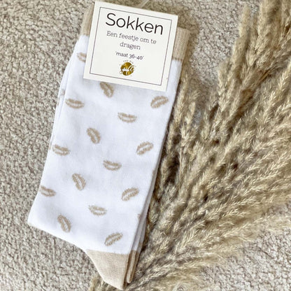 Wit beige dames sokken 36-40 met tekst kusjes op de sok
