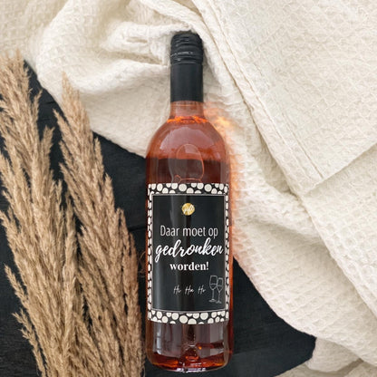 Spaanse rosé met label daar moet op gedronken worden feestelijk proostcadeau