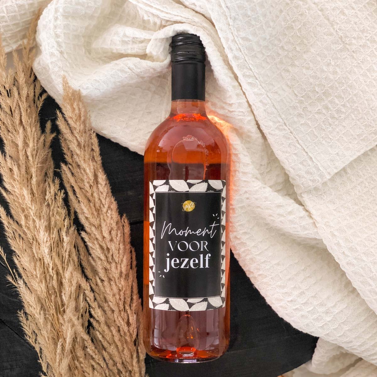 Spaanse rosé met label moment voor jezelf in helderroze fles