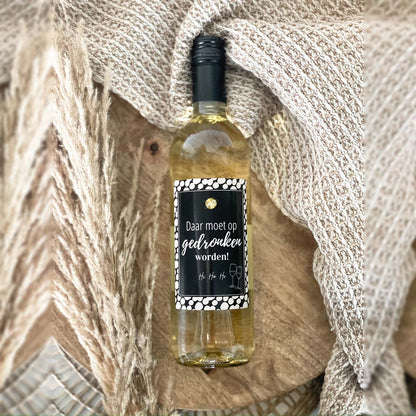 Spaanse witte wijn met label daar moet op gedronken worden feestelijke proostfles
