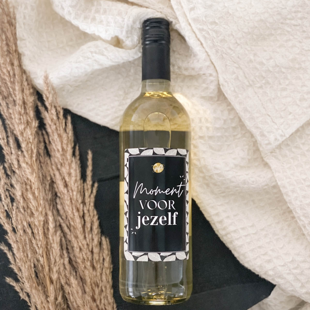 Spaanse witte wijn cadeau met label moment voor jezelf in bleekgele fles met frisse uitstraling