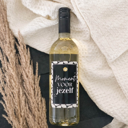 Spaanse witte wijn cadeau met label moment voor jezelf in bleekgele fles met frisse uitstraling