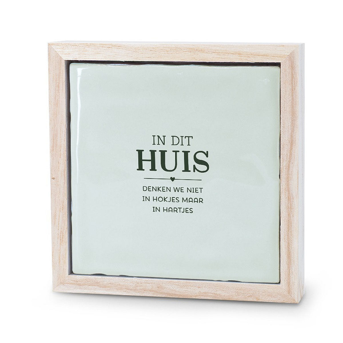 Keramieken tegeltje met houten lijstje en de tekst ‘in dit huis denken we niet in hokjes maar in hartjes’.