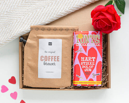Valentijnscadeau door de brievenbus met Coffeebrewer Honduras koffie in een zak en Tony’s chocolade